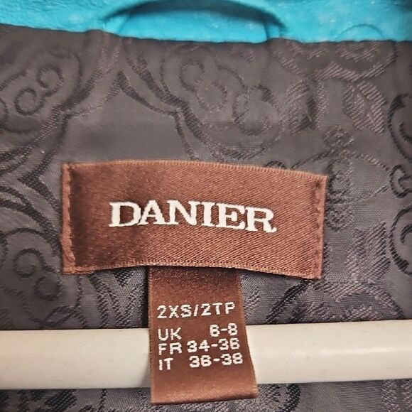 Danier Teal Leather Jacket with Collared Neckline and Fitted Silhouette - Picture 2 of 16